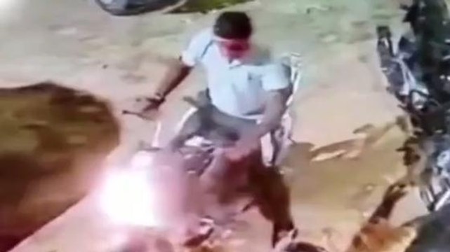 चंदौली: सीसीटीवी कैमरे में कैद हुई 'शर्मनाक करतूत', देखिए लाइव वीडियो