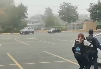 ext-Al mejor estilo de ‘Rápidos y furiosos’, chofer persigue a otro dentro de un parqueo-060323