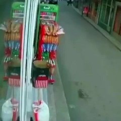 Cips standı kaçtı, sahibi kovaladı