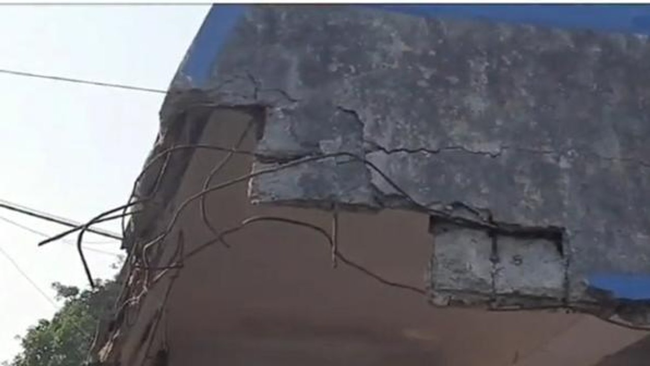 দঃদিনাজপুরঃ বিশ্রামঘর না মরণফাঁদ ? দেখলে আঁতকে উঠবেন আপনিও