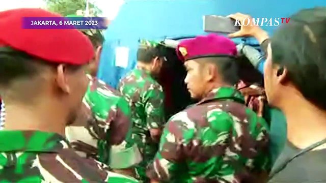 Momen Panglima TNI Tinjau Lokasi Pengungsi Kebakaran Depo Pertamina Plumpang