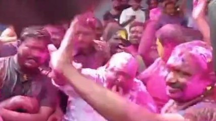కరీంనగర్: యువకులతో కలిసి డాన్స్ చేసిన మంత్రి గంగుల