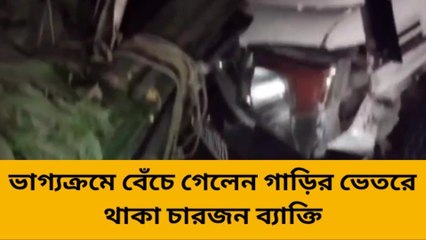 কাঁচ ভেঙ্গে বাঁশ ঢুকে গেল গাড়িতে