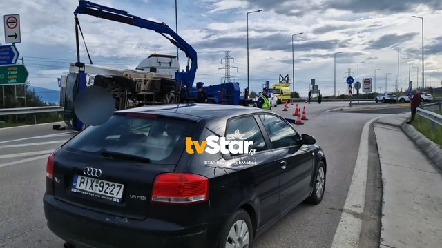 Τούμπαρε φορτηγάκι στον παράδρομο της εθνικής οδού Αθηνών Λαμίας.