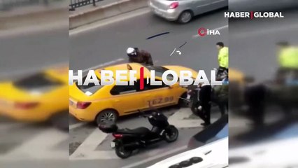 Trafiğin ortasında kavga! Sinir krizine girince taksinin aynasını kırdı