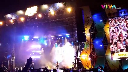Konser Simple Plan Pecah! Sang Drummer sampai Stage Diving