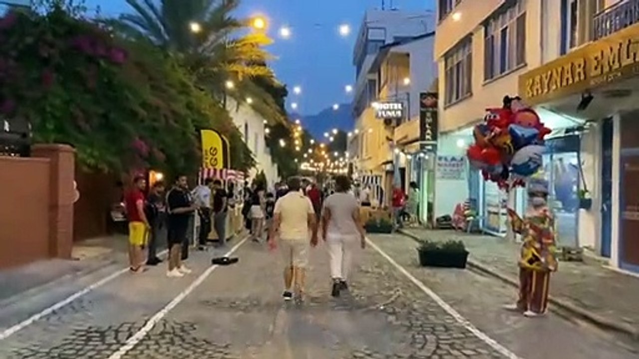 Arsuz Belediyesi depremde yıkılan sokağın görün...