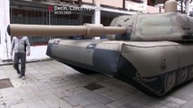 ویدئو؛ تولید ماکت‌های بادی تجهیزات نظامی ساخت غرب در جمهوری چک