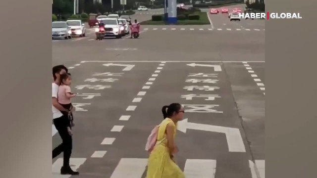 Yürümekte zorlanan genç kadın için akan trafiği durdurduğu anlar izlenme rekoru kırdı!