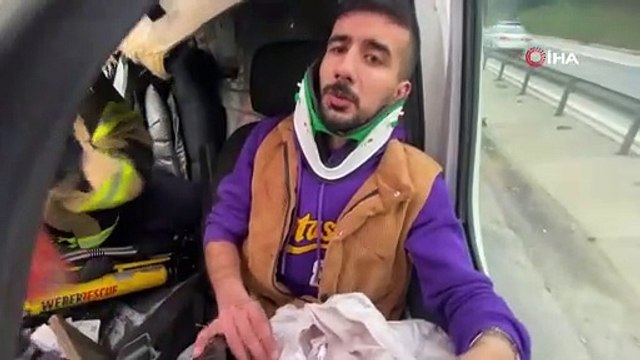 Tıra arkadan çarpan panelvan hurdaya döndü, sürücü araç içinde sıkıştı