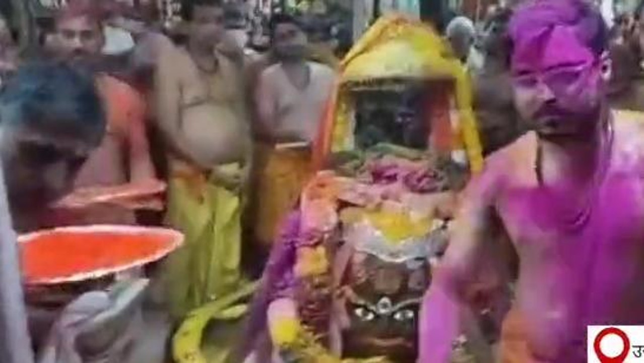 पर्व विशेष: भस्म आरती में गुलाल में डूबे महाकाल के भक्त, देखे रंगारंग तस्वीरे...