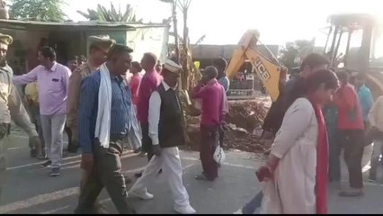 अमेठी: खुशियों के त्यौहार पर गरीब का आशियाना ढहाने पहुंचा &#039;पीला पंजा&#039;