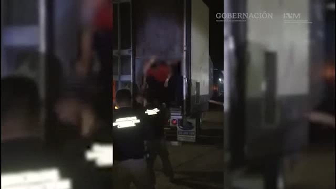 Encuentran más de 300 migrantes hacinados en un camión abandonado en México
