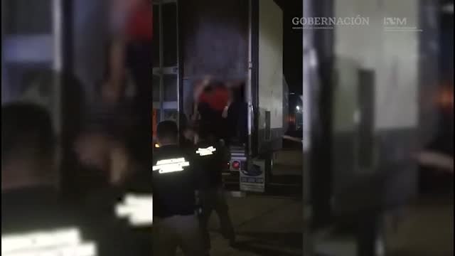 Encuentran más de 300 migrantes hacinados en un camión abandonado en México