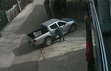 ÇİFTÇİYİ TAKİP EDİP, KAMYONETİNDEKİ 65 BİN LİRAYI ÇALDI; O ANLAR KAMERADA