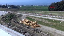 Deprem mezarlarında Türk bayrakları