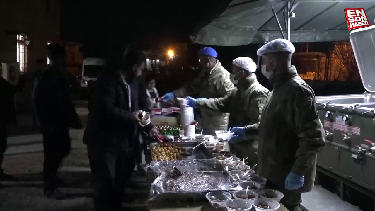 Mehmetçik, Berat Kandili’nde depremzedelere tatlı ikram etti