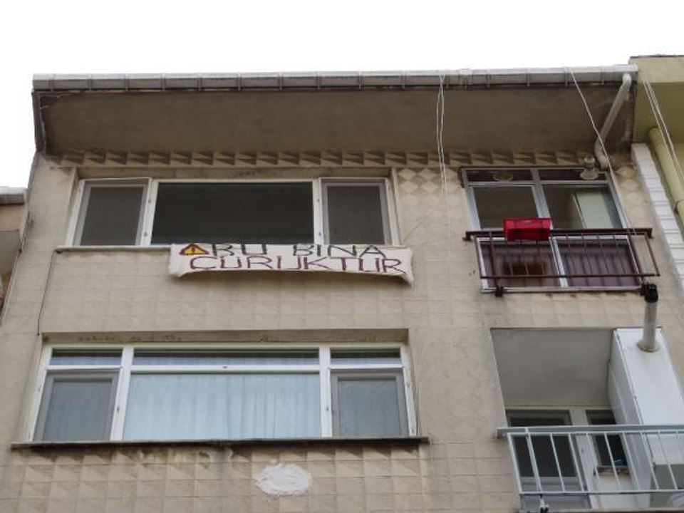 KADIKÖY'DE 'BU BİNA ÇÜRÜKTÜR' PANKARTI ASIP EVİ BOŞALTTI