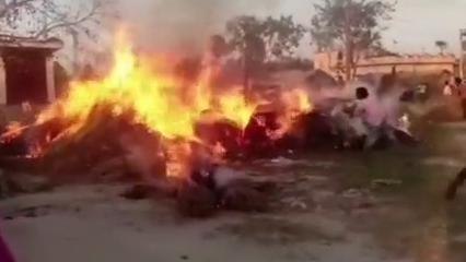 मुजफ्फरपुर: अचानक आग लगने से पुआल जलकर राख, ऐसे पाया गया आग पर काबू