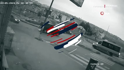 Hem ters yöne girdi hem de kapısı açıktı! Anne ve çocuğu minibüsten böyle yuvarlandı