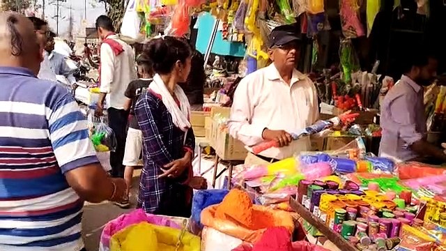 होली की खरीदारी के लिए जमकर उमड़ी भीड़