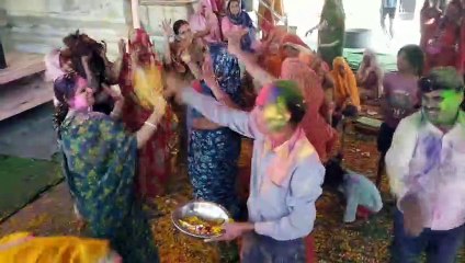 मंदिरों में फाग के साथ महिलाओं ने खेली होली