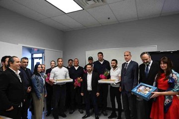 Türk toplumundan, arama-kurtarma çalışmalarına katılan itfaiyecilere teşekkür ziyareti