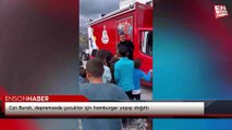 Czn Burak, depremzede çocuklar için hamburger yapıp dağıttı