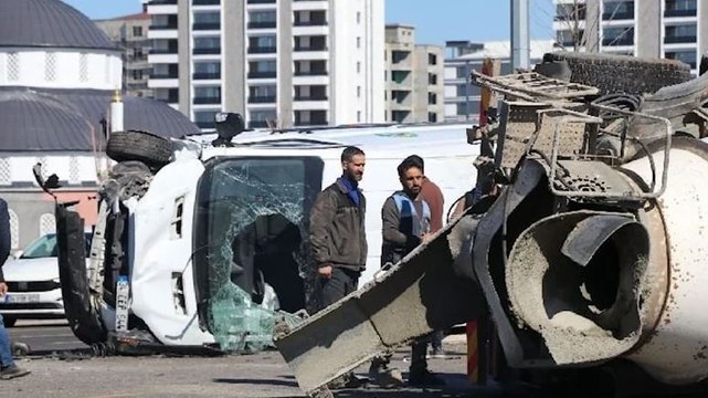 Beton mikseri minibüse çarptı, yaralılar var