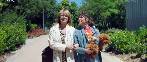 Tráiler de la película "Alguien que cuide de mí", codirigida por Elvira Lindo y Daniela Fejerman, protagonizada por Emma Suárez y Aura Garrido.