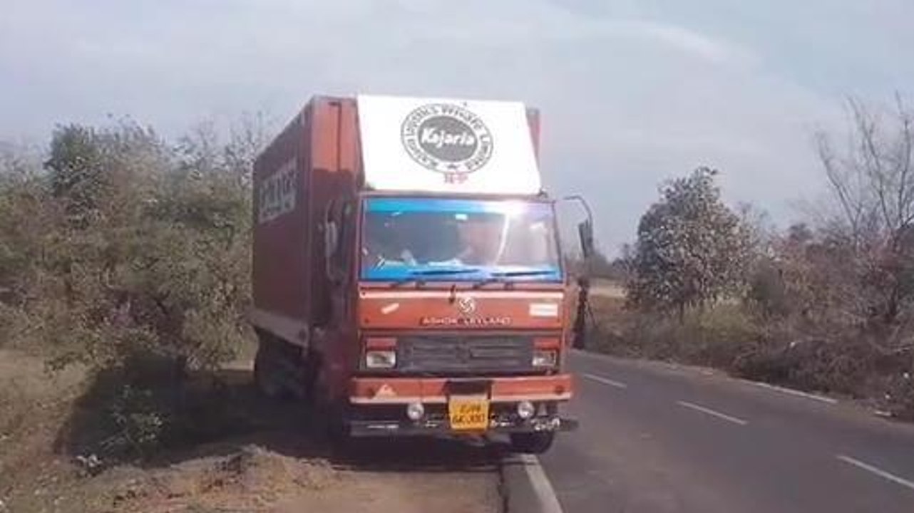 आगर: ट्रक ने बाइक सवार को मारी जोरदार टक्कर, बाइक सवार की मौके पर मौत