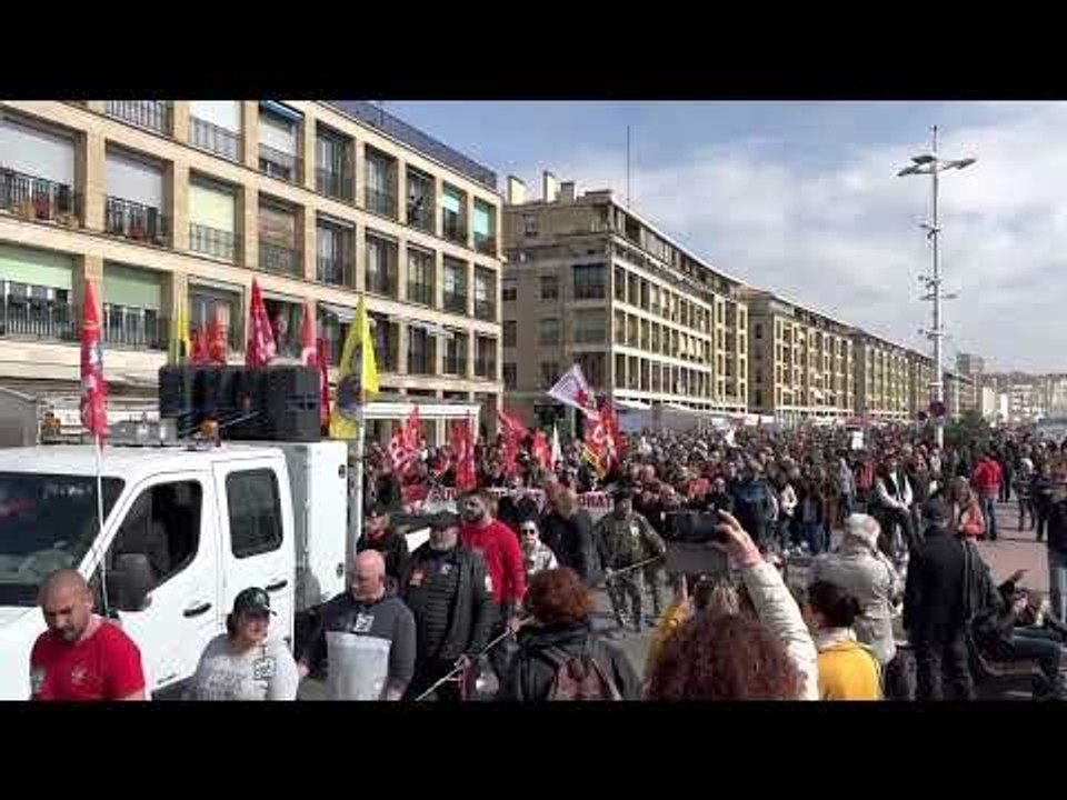 Manifestation contre la réforme des retraites : le cortège prend le départ à Marseille
