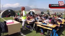 Gönüllü öğretmenler, Mehmetçik okullarında depremzede çocuklara ders anlatıyor