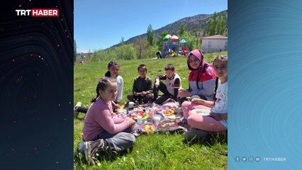 Öğrencisiz okulun öğretmeni yasta