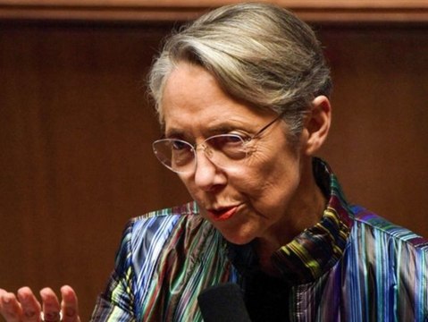 Elle profite de sa vapoteuse goût pomme cassis , Bertrand Chameroy se moque de la venue d'Elisabeth Borne dans C à vous : la réaction de la Pr...