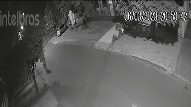 Imagens de câmeras de segurança flagram assalto a mão armada em comércio no bairro Floresta