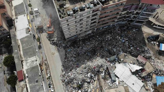İskenderun'da enkaz kaldırma çalışmaları sürüyor