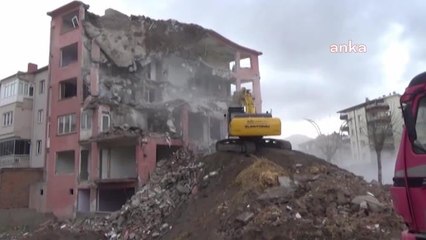 Kentsel Dönüşüme Giren Binanın Yıkımı Sırasında Devrilen İş Makinesinin Operatörü Ölümden Döndü