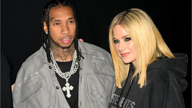 VOICI - Avril Lavigne et Tyga en couple : un baiser officialise leur histoire d'amour lors de la Fashion Week