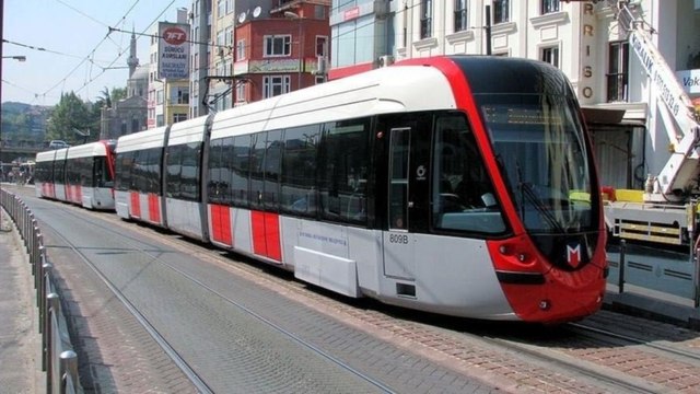 Tramvay raydan çıkıp elektrik direğine çarptı