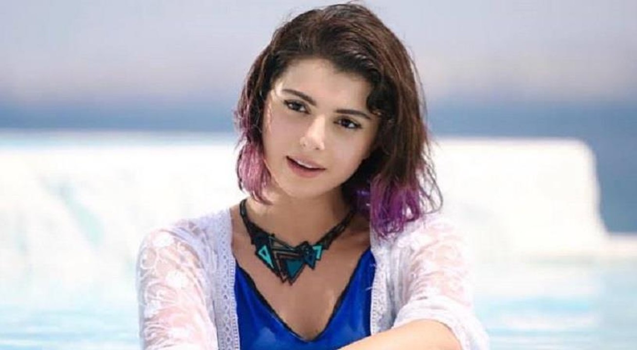 جلسة تصوير لخطوبة ماريتا الحلاني وخطيبها وفستانها بتوقيع إيلي صعب