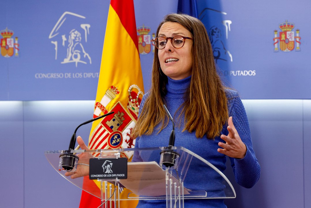 Mireia Vehí (CUP) enseña un feto de plástico en una bolsa: "Estoy harta de que los señores de extrema derecha me envíen cosas"