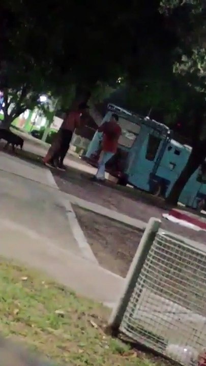 Violenta pelea en la plaza de Buratovich dejó un herido grave