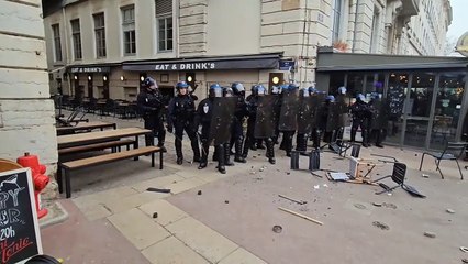 Grève du 7 mars 2023 : à Lyon des policiers reculent face à des manifestants déchainés !