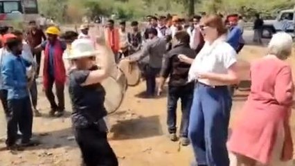 धार: विदेशी पर्यटकों ने भी लिया भगोरिया का आनंद,मांदल की थाप पर जमकर थिरके