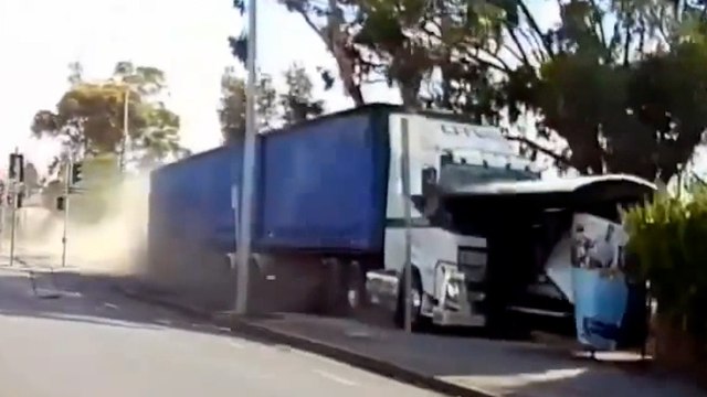 Australie : un camion fou finit sa course dans un abribus