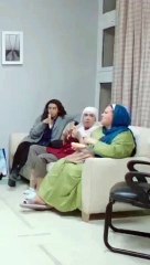 لما يكون الموقف مش مستحمل بس انت عاوز تضحك