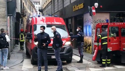 Milano, incendio in via Torino. Il video