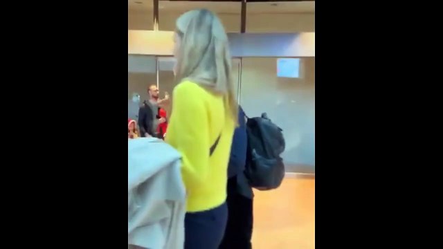 Ses potes lui font une belle blague à l'aéroport