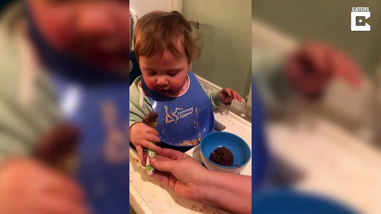 Ce bébé goûte du chocolat pour la première fois... réaction adorable